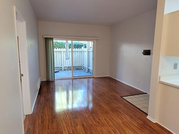 3rd image of 121 Shoreline Ct