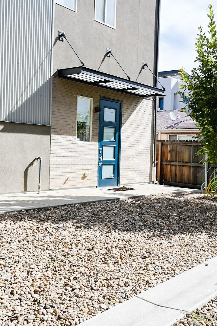 Incredible 3 Story Townhome with Large rooftop Deck — Photo 2