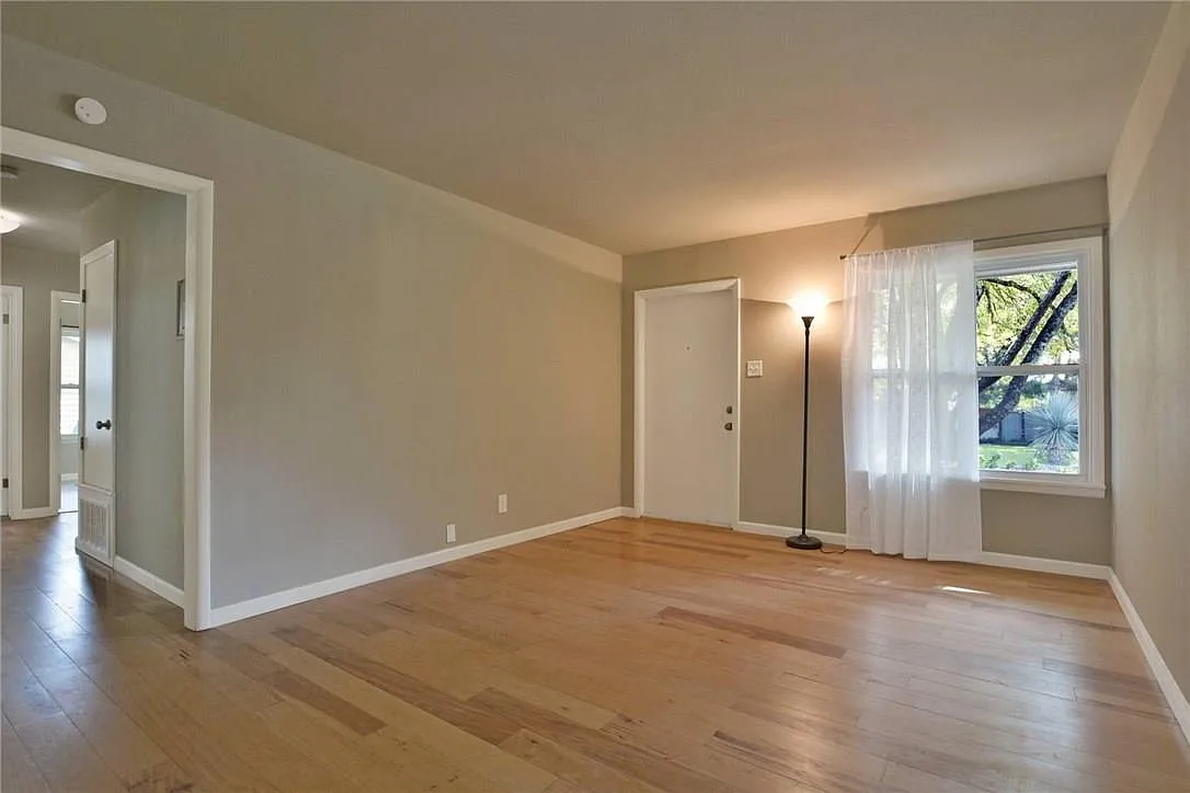 3 bed, 1.0 bath, 924 sqft, $2,290 — Photo 4