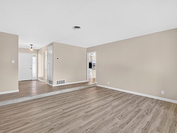 4th image of 2552 Tamarisk Ave