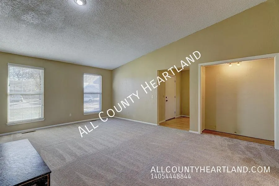 Charming 3-Bedroom Home with Fireplace & Covered Patio — Photo 3