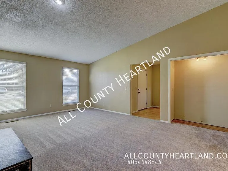 841 N Robinson Ave — Photo 3