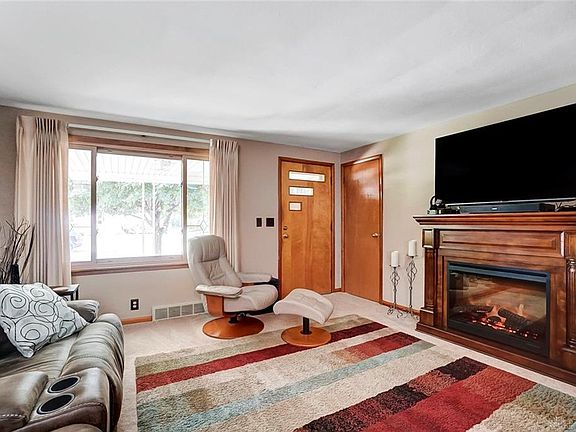 5th image of 1624 Berwin Ave