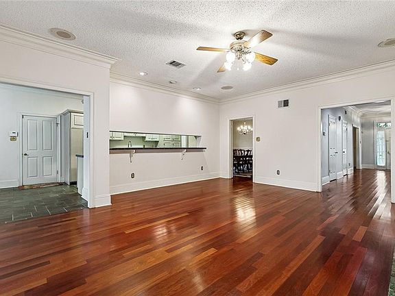 5th image of 33 Hermitage Dr