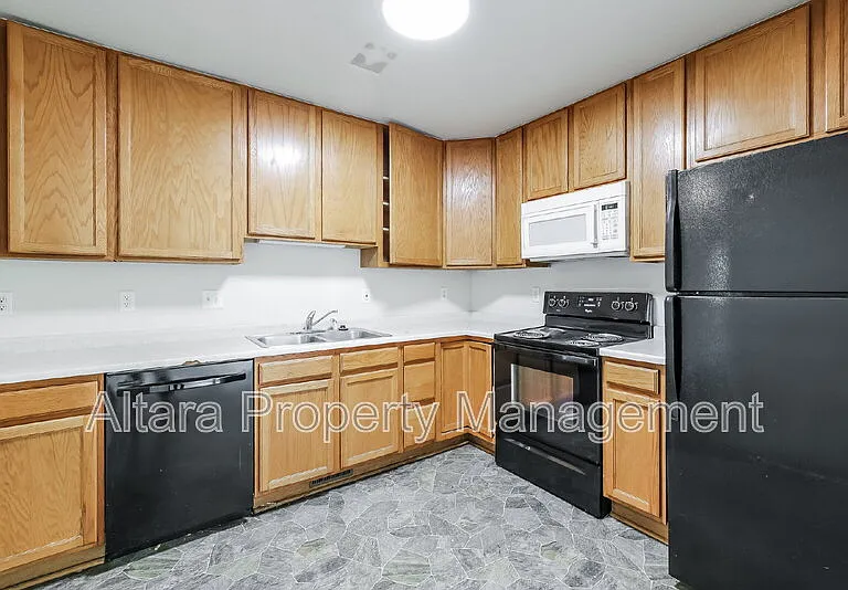 935 Terry St — Photo 2