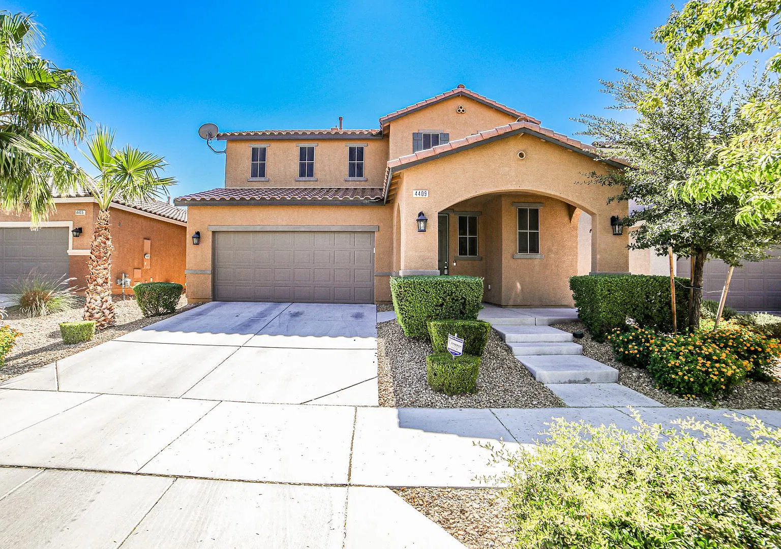 Beautiful Home with Open Floor Plan, Spacious Loft & Large Landscaped Backyard! — Photo 1
