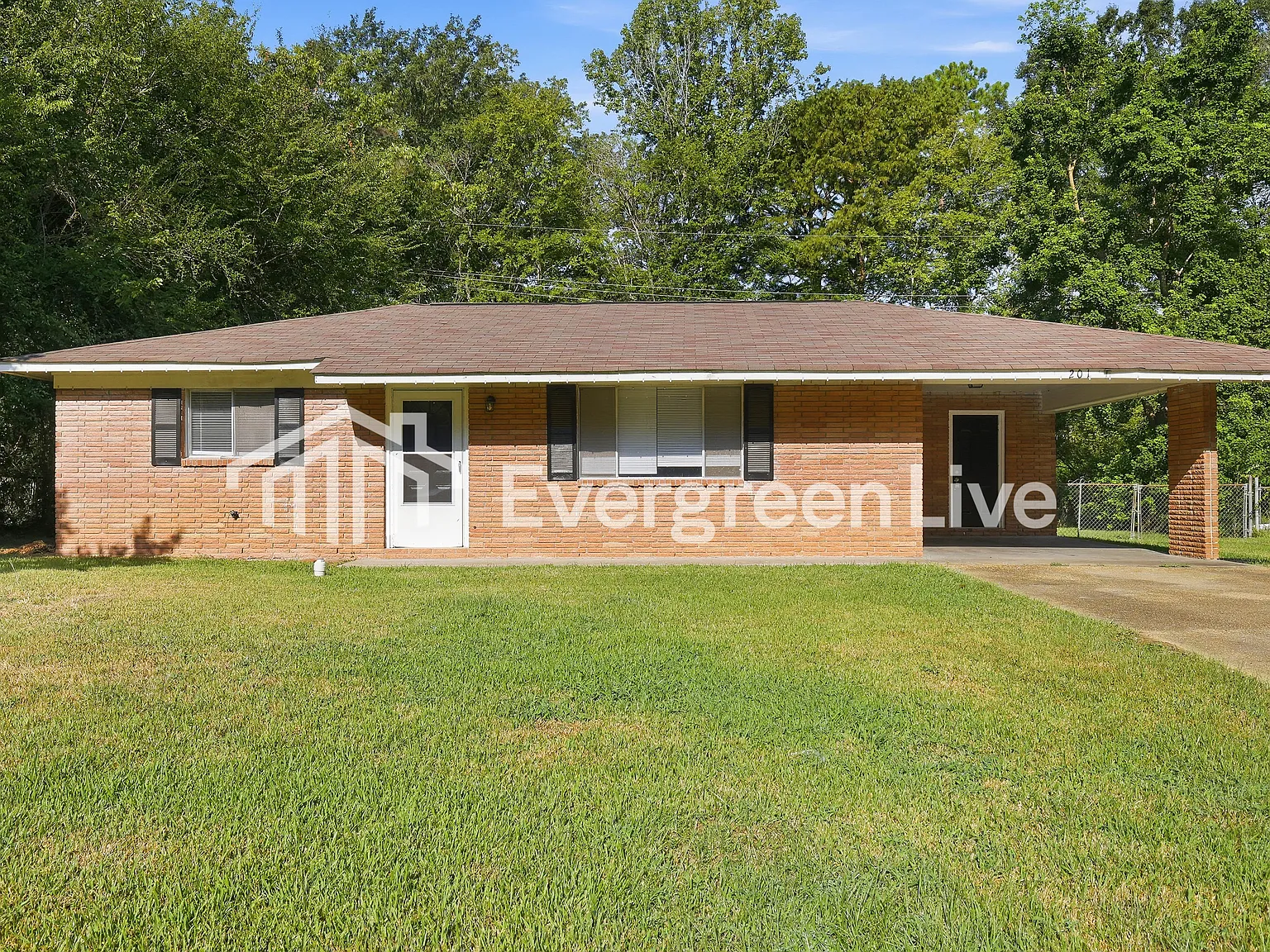 3 bed, 1.0 bath, 1329 sqft, $1,345 — Photo 2