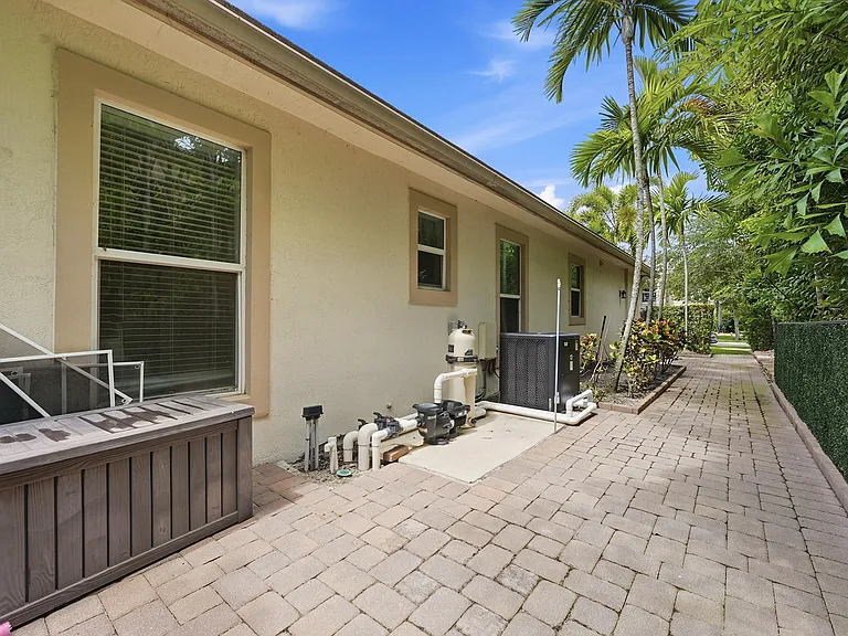851 Edgebrook Ln — Photo 38