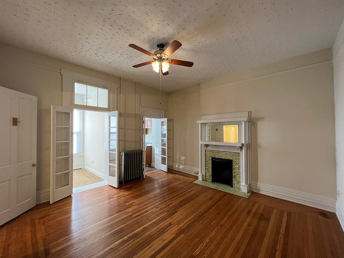 Photo 2 of 17 - 2362 Auburn Ave #3 - Cincinnati, OH Living Room - 2362 Auburn Ave #3
