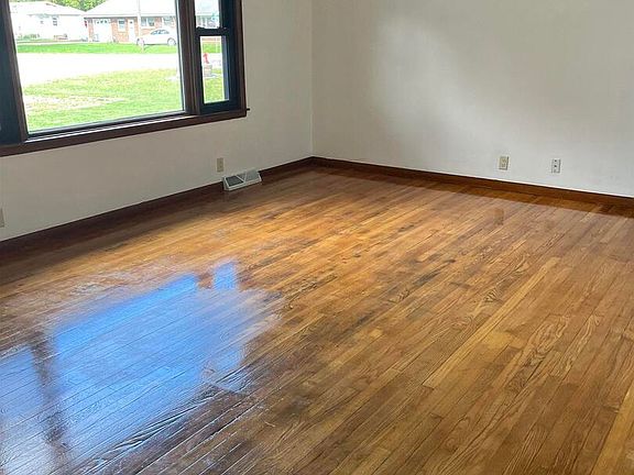 3rd image of 301 E Franklin St