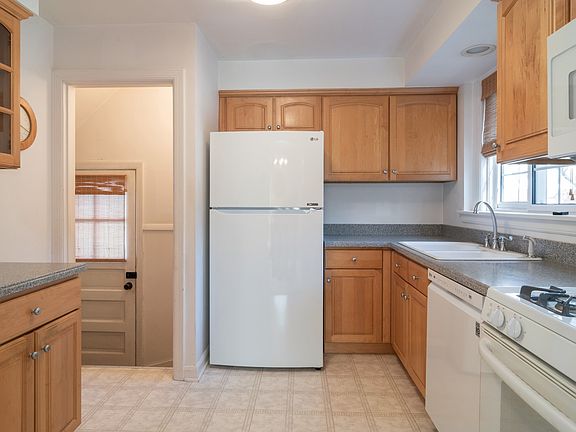 4th image of 733 Beach Ave