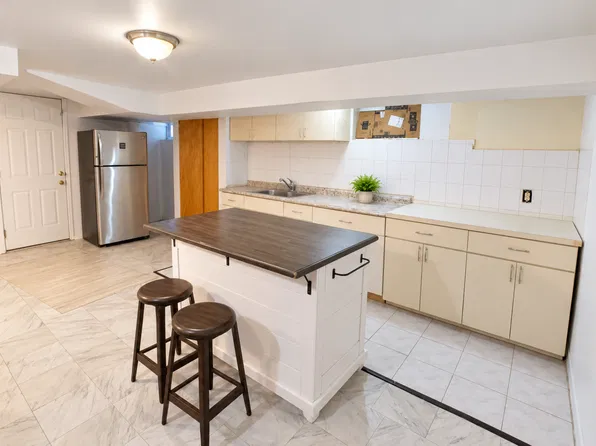 (undisclosed Address), Roslyn, NY 11576