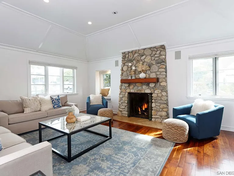 438 Sea Ln — Photo 2