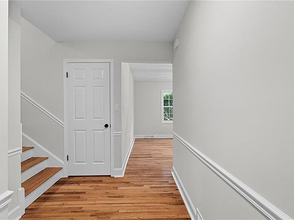 5th image of 10810 Oak St