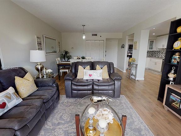 5th image of 901 Hillcrest Dr APT 402