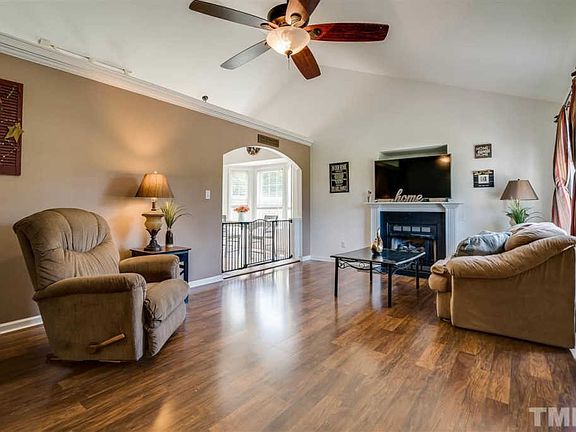 4th image of 104 Carriage Hill Dr