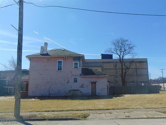 3rd image of 329 N 6th St #Townhouse