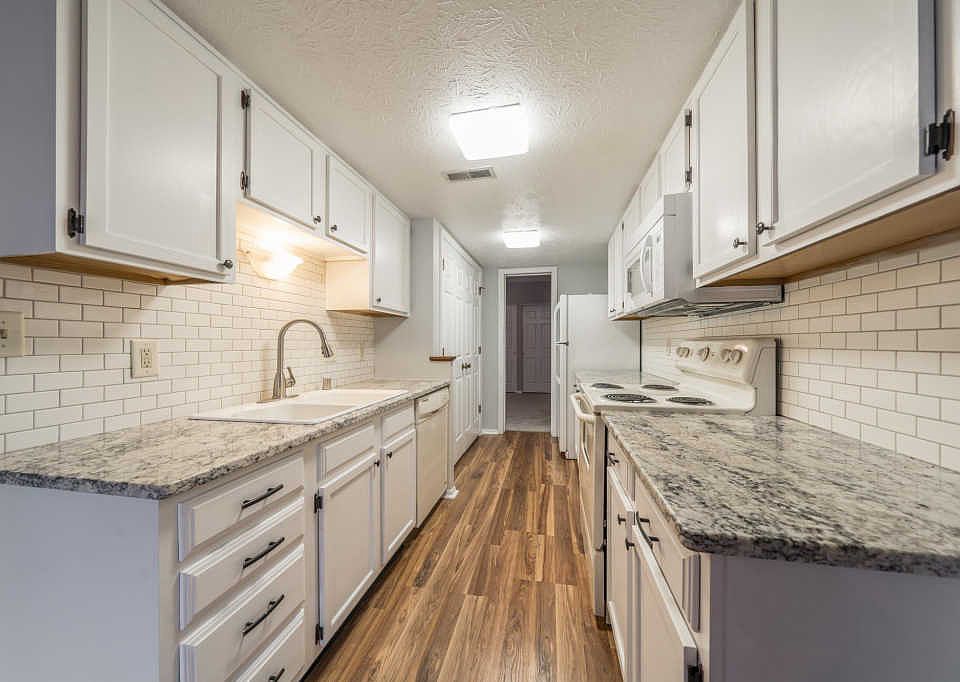 1st image of 2642 Bryan Station Ln
