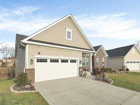 5th image of 266 Arlington Dr