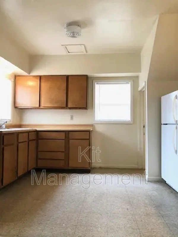 Charming 3-Bed Home with Fenced Yard South End of Toledo 842 Toronto Avenue — Photo 1