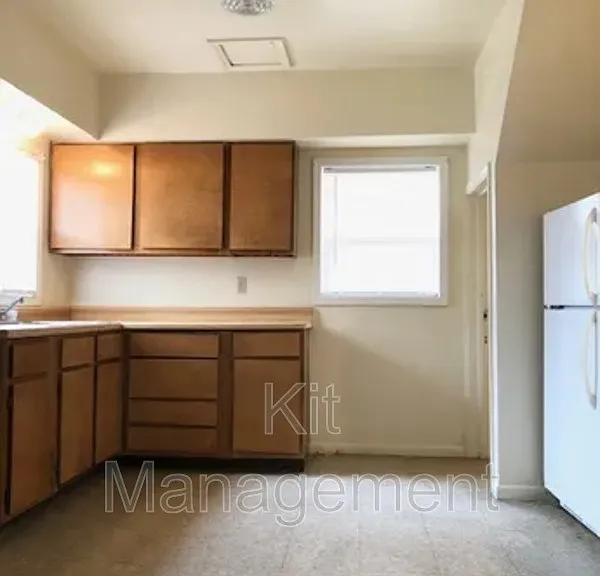 842 Toronto Ave — Photo 1