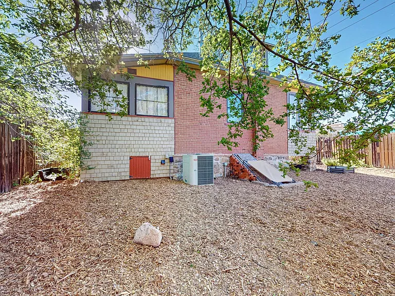 115 Elm St NE — Photo 31