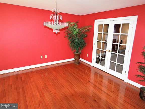 4th image of 10105 Colechester St