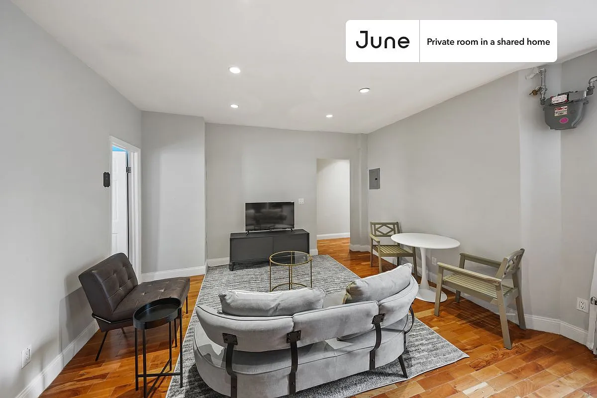 Queen bedroom in 3 bed/1 bath home in East Harlem #700 C — Photo 2