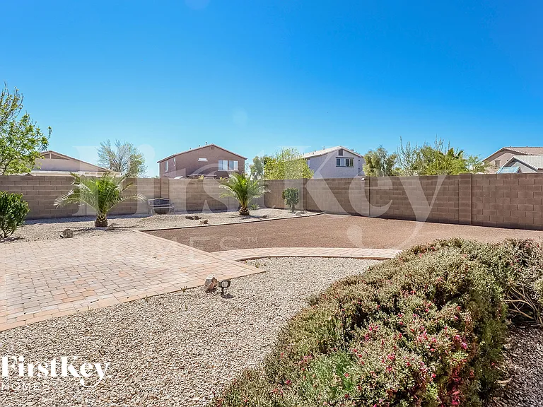 239 E Saddle Way — Photo 15