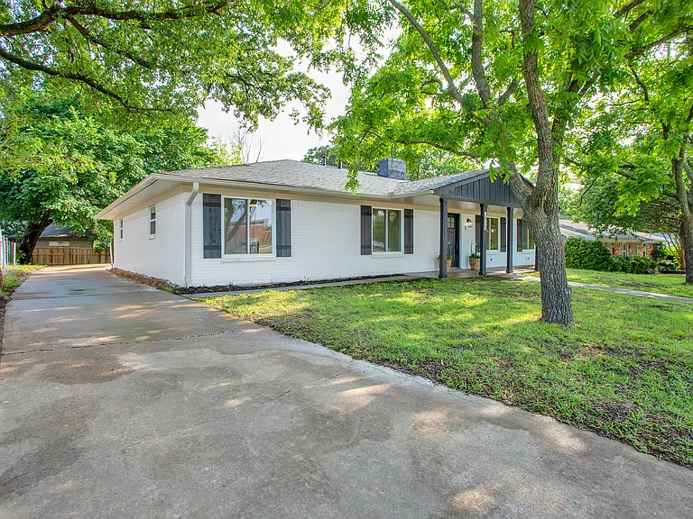 2910 W Crawford St — Photo 39