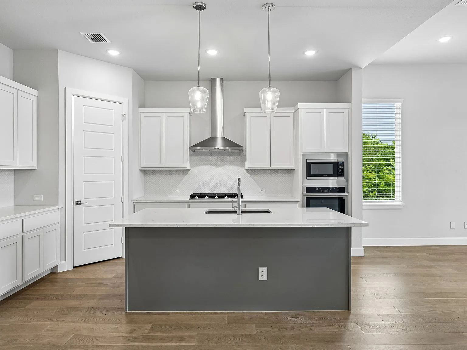 826 Marathon Ct — Photo 2