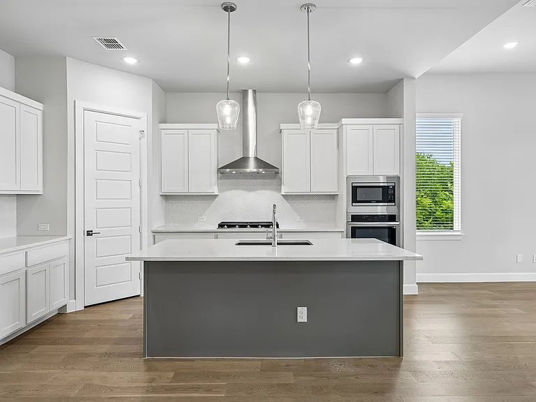 826 Marathon Ct — Photo 2