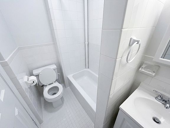 5th image of 370 W 51st St APT 3A