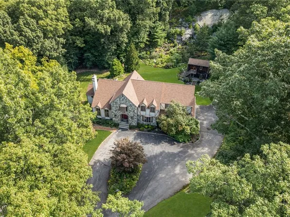 2 Lancers Ln, Lincoln, RI 02865