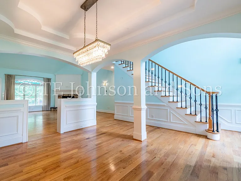 1112 Oakencroft Ct — Photo 5