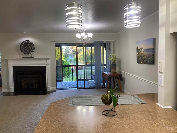 1095 N Camelot Dr, Boise, ID 83704