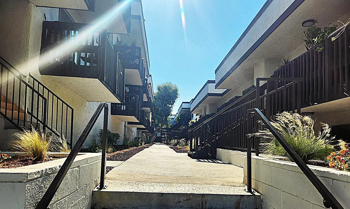 Building Photo - 9414 Van Nuys Blvd #211