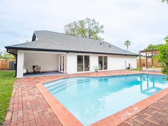 3rd image of 784 Sunset Vista Dr