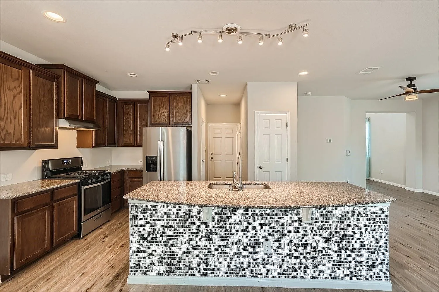 4 bed, 2.5 bath, 2373 sqft, $2,300 — Photo 4