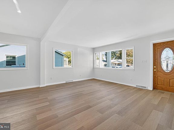 3rd image of 1008 Fuselage Ave