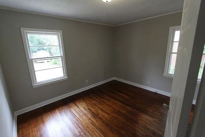 504 W Elliott St — Photo 8