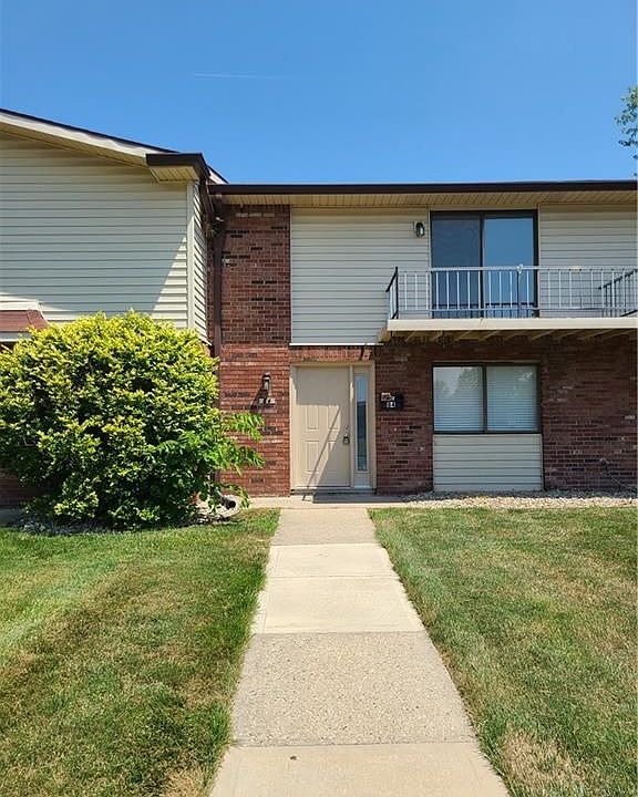 1st image of 84 Greenwood Trails St W