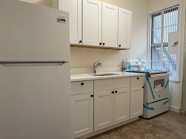 37-31 Crescent Street image 1 of 5