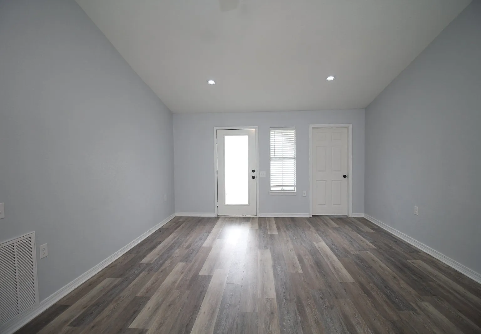 3 bed, 2.0 bath, 1380 sqft, $1,800 — Photo 3