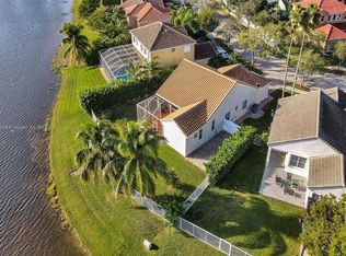 953 Falling Water Rd, Fort Lauderdale, FL 33326