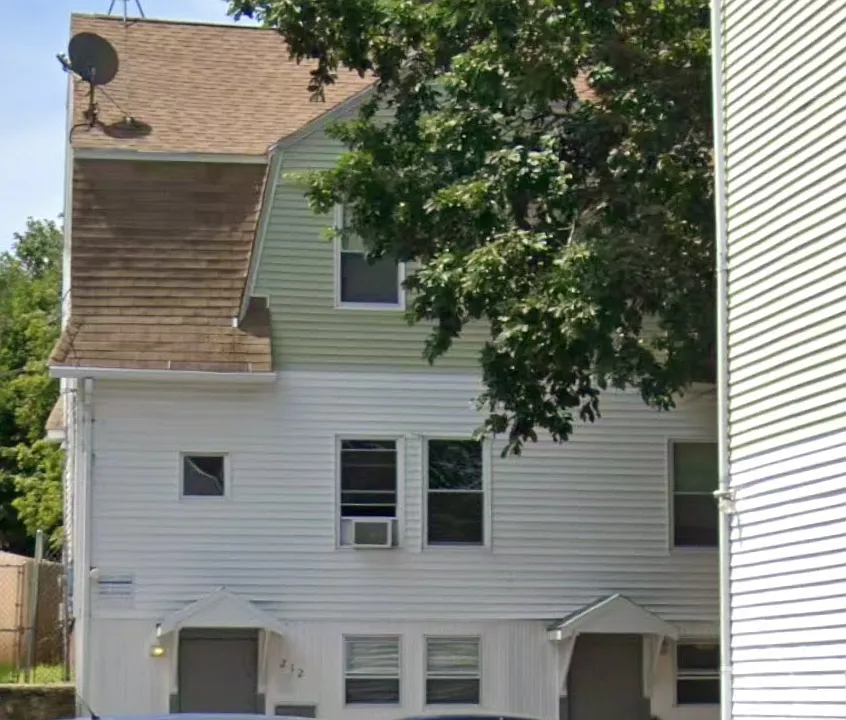 212-216 Illinois St