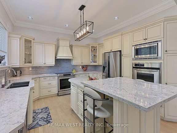 4th image of 5 Humberview Dr