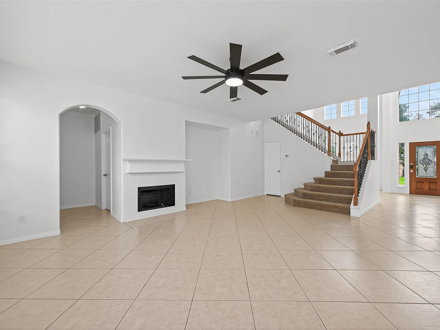 5 bed, 3.0 bath, 3299 sqft, $2,750 — Photo 2