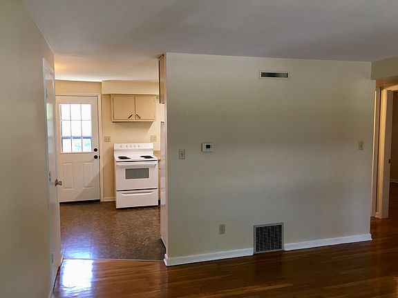 3rd image of 181 Delhi Ct