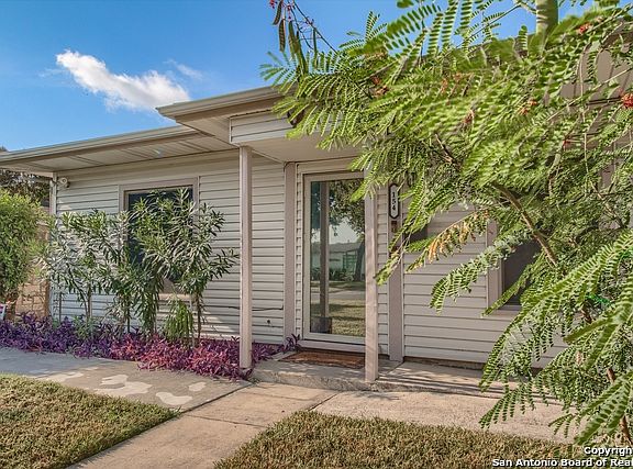 3rd image of 154 E Vestal Pl